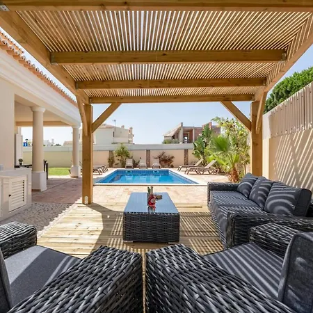 Spectacular Modern House Pool Bbq